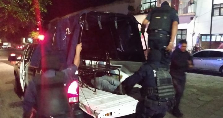 Detienen vecinos a ladrón, amenazaban con lincharlo