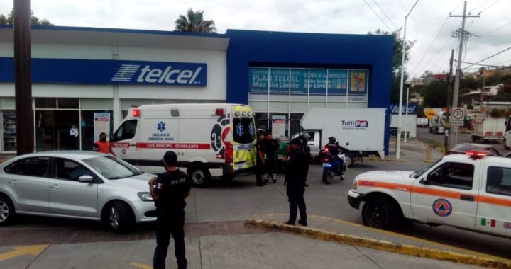 Pelean en estacionamiento de plaza comercial