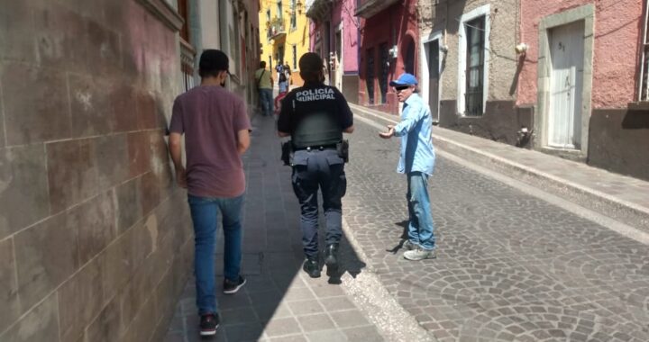 Busca policía a estafador de menores