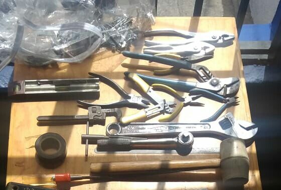 Roban herramientas y los detienen