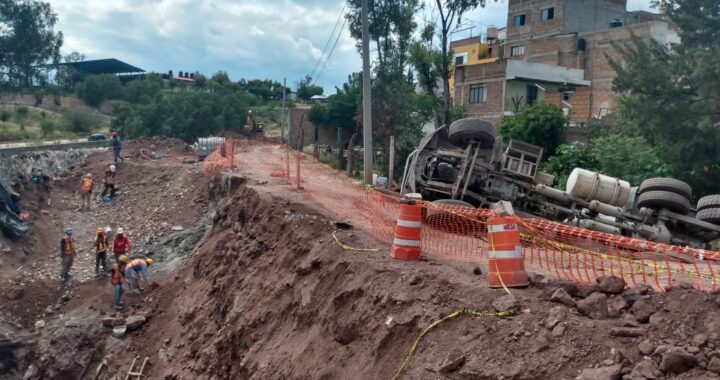 Vuelca camión revolvedora en Noria Alta
