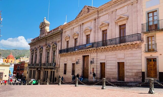 Quiere Navarro que edificios públicos paguen impuestos