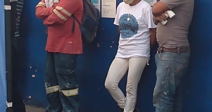 Rompen sellos en construcción y los detienen