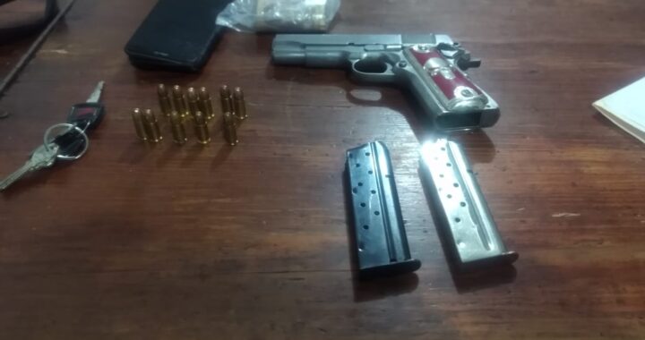 Detienen a hombre armado y con dinero en efectivo