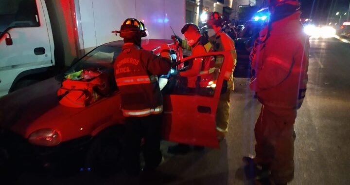 Transporte público choca y huye