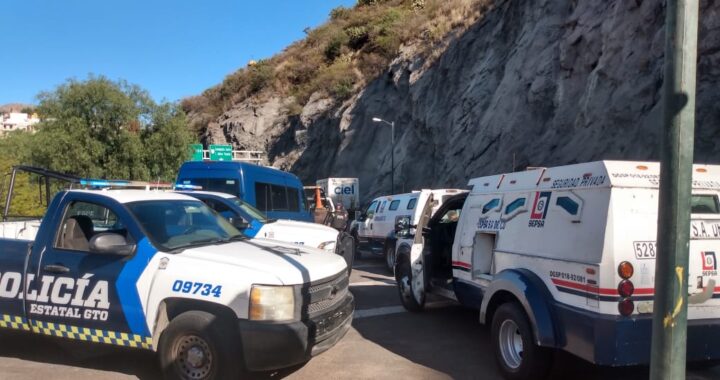 Choca camión de valores contra camioneta de turismo