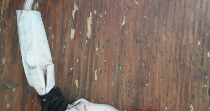 Detienen policías a hombre con objetos peligrosos