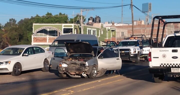 Resulta mujer ex policía herida en choque en Yerbabuena