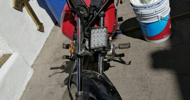Detienen a joven con motocicleta robada
