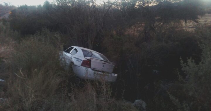 Sale vehículo dos veces de la carretera