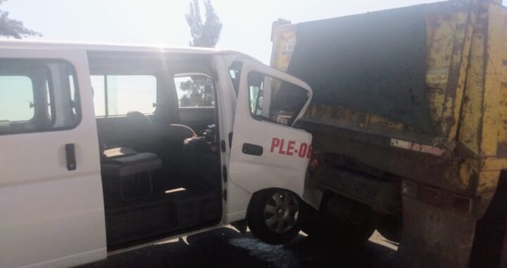 Choca camioneta contra tolva en la autopista