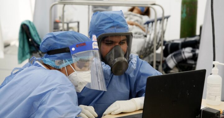 Suben a casi 9 mil los contagios por COVID en el sector salud, hay 77 fallecidos