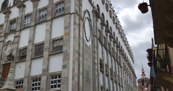 ANTE LA CONTROVERSIA, HAY QUE PENSAR EN LOS ALUMNOS QUE NO PUEDEN SEGUIR SUS ESTUDIOS EN CASA