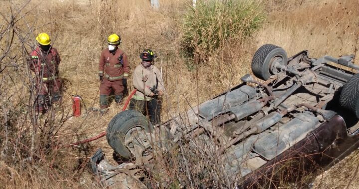 Resultan hermanos heridos en accidente