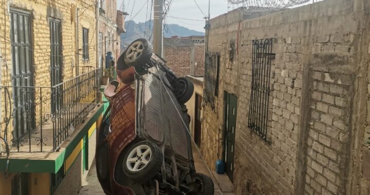 Vuelca vehículo en callejón de la Venada
