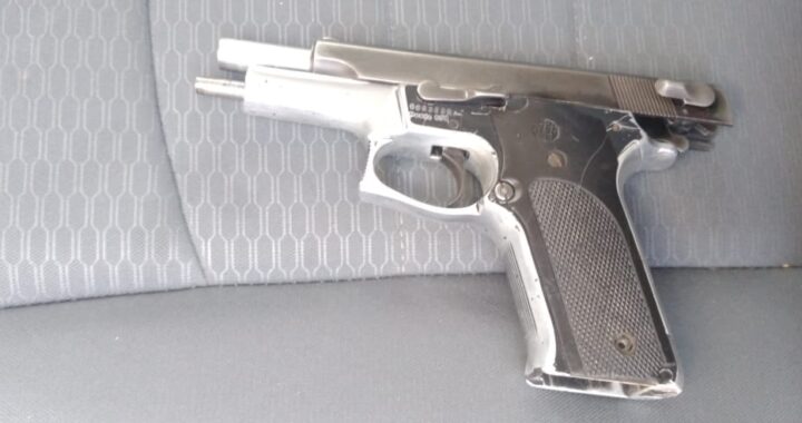 Detienen a hombre armado