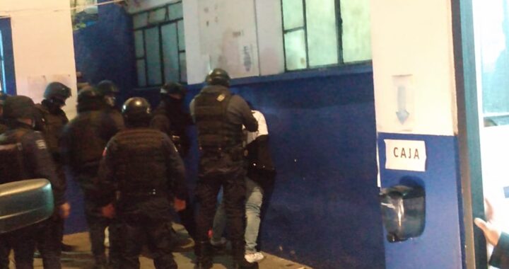 Apedrean a policías