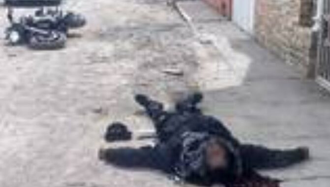 Se da un tiro en la cabeza después de ser detenido por agentes de la AIC