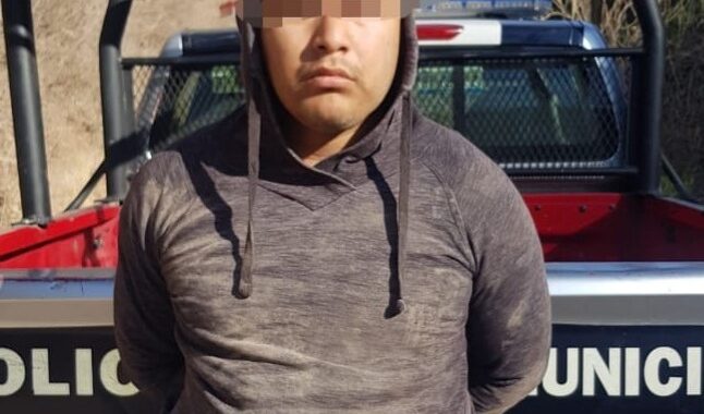 Acosa a mujer y la golpea