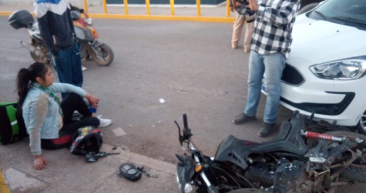Resulta pareja lesionada en choque