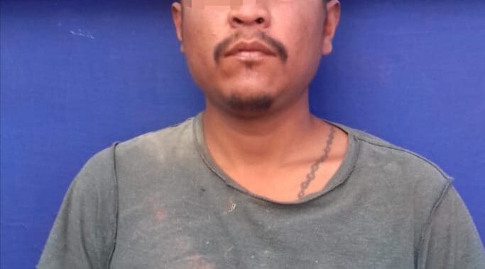 Roba mercancía y lo detienen