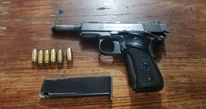 Amenaza a hombre con arma de fuego