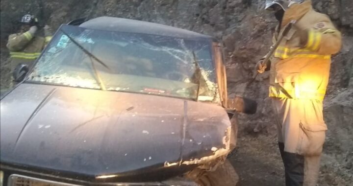 Dos jóvenes heridos en volcaduras