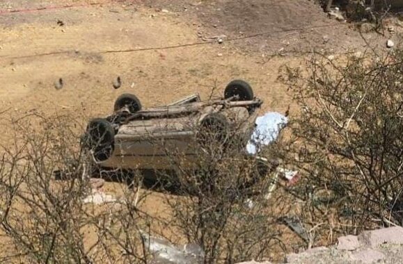 Cae auto a voladero y muere el conductor