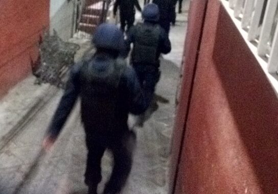 Apedrea a sus vecinos