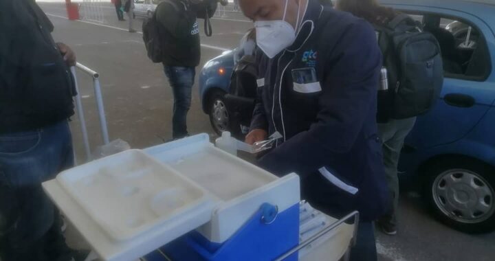 Inicia vacunación AntiCovid en León con grandes filas, vacunarán al 98% de los leoneses