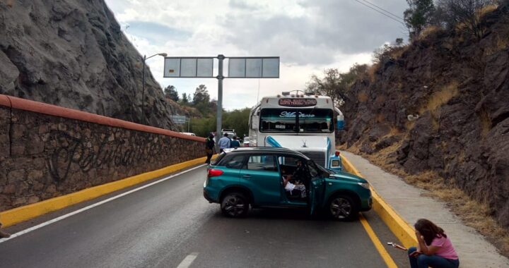 Chocan turistas contra camión urbano
