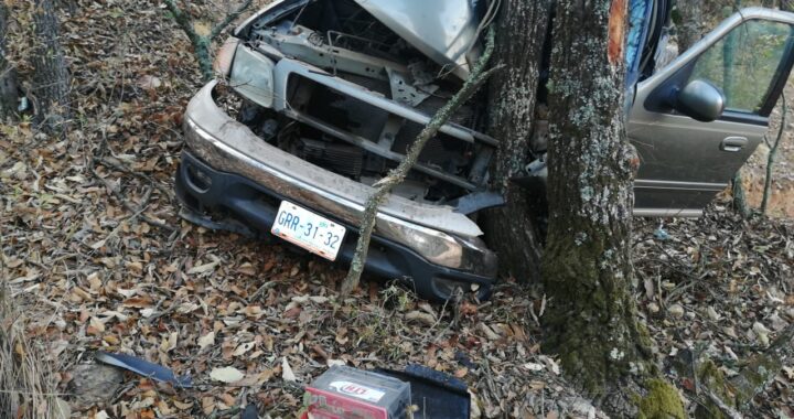 Se va camioneta al barranco