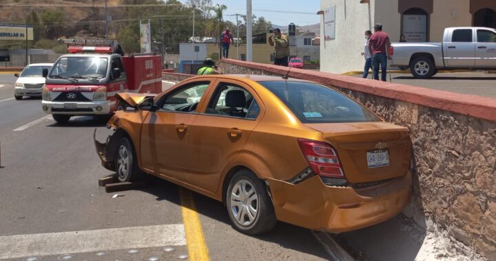 Tres lesionadas en choque contra barda