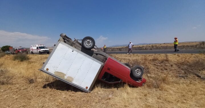Vuelca pareja en La Trinidad