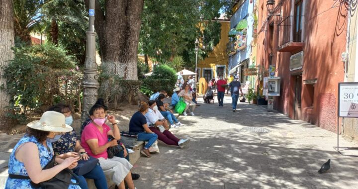 Esperan por largas horas la vacuna AntiCovid