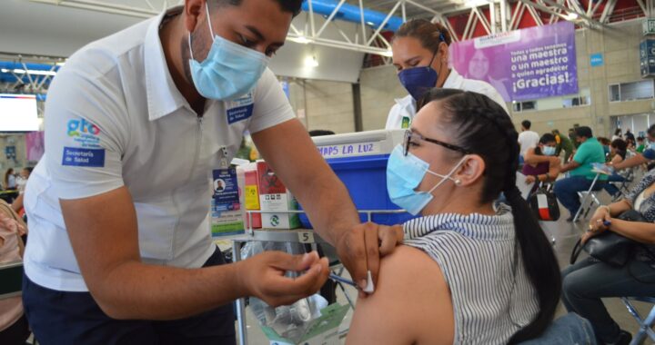 Se retoma vacunación en Guanajuato, inicia en Irapuato con los de cuarenta