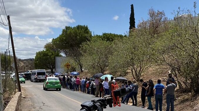 Toman Unidad del ISSSTE en la capital para exigir la aplicación de la vacuna Anticovid; suspenden aplicación