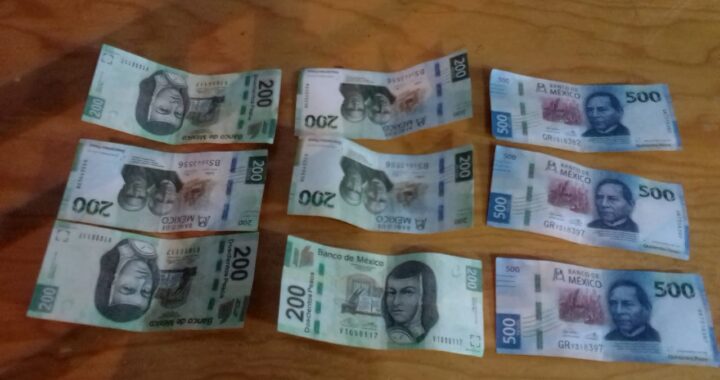 Paga teléfono con billetes falsos