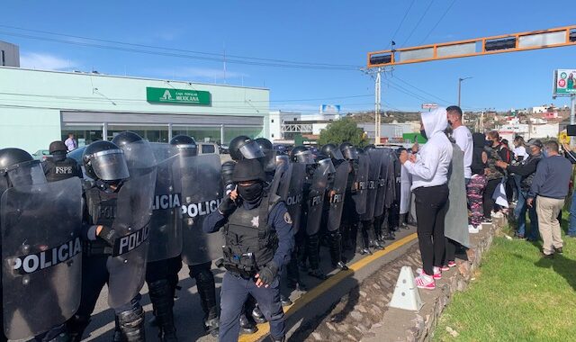 Reubicarán a policías amenazados, informa Cabeza de Vaca