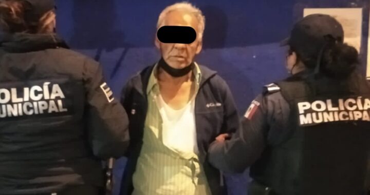 Roba camioneta hombre de la tercera edad