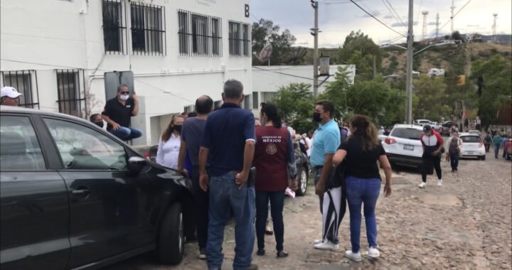 Largas Filas permanecen en los centros de vacunación de la capital