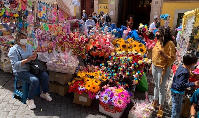 Se preparan comerciantes para el día de las flores