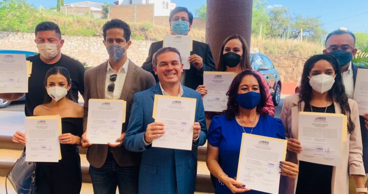 Recibe Alejandro Navarro constancia de mayoría