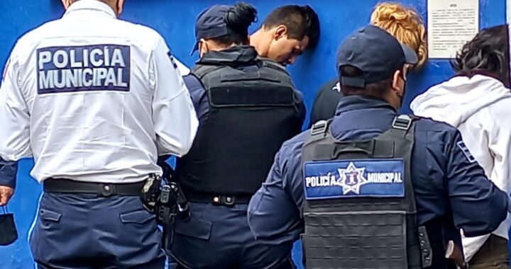 Detienen a tres personas, una de ellas con orden de aprehensión