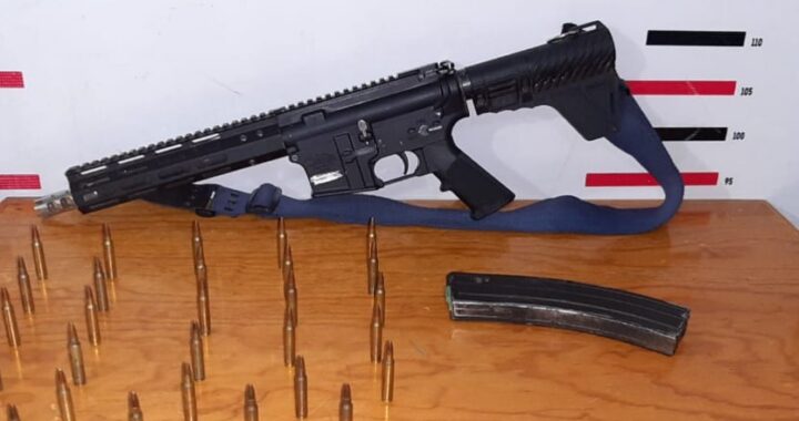 Abandonan arma larga y motocicleta