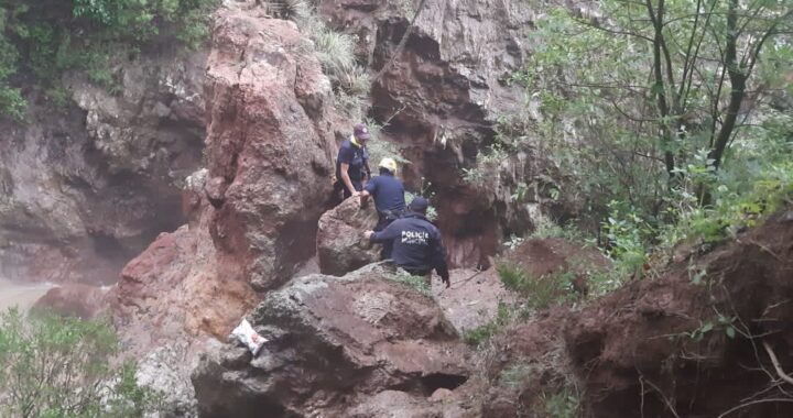 Muere hombre a caer de cascada