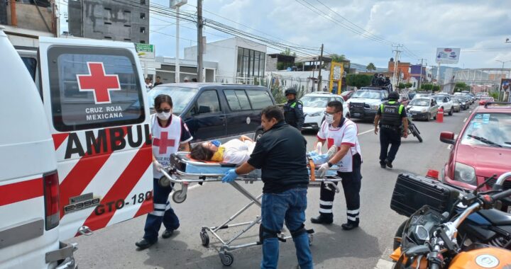 Atropella camioneta a motociclistas