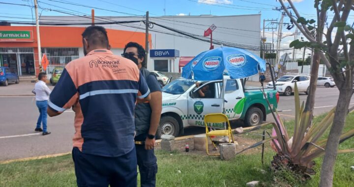 Golpean guías a chofer