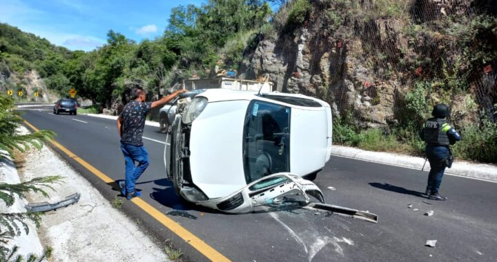 Resultan dos personas heridas en volcadura