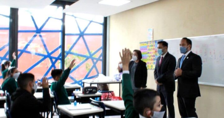Después de 17 meses estudiantes regresan a las aulas